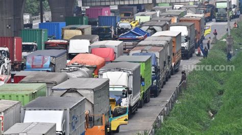 Potret Kemacetan Tol Jakarta Cikampek Imbas Demo Buruh Di Cikarang