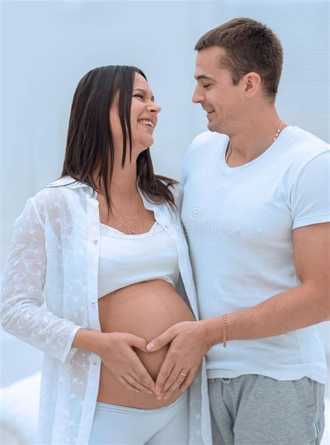 Femme Enceinte Tenant Des Mains Dans La Forme De Coeur Sur Son Ventre