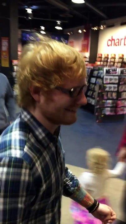 Ed Sheeran Surprises Fan While Singing In Mall Gallery Vidéo Dailymotion