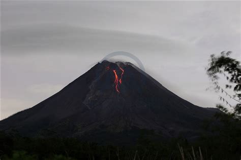 Merapi Yanarda Nda Volkanik Hareketlilik Anadolu Ajans