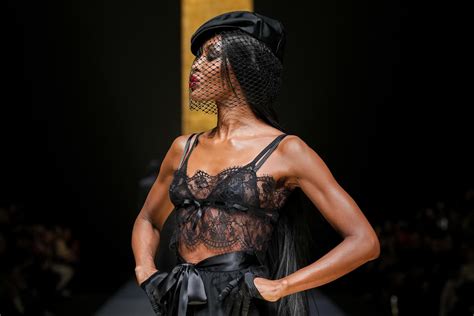 Naomi Campbell E Irina Shayk Arrebatadoras En El Desfile De Dolce