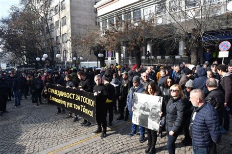 Фенове на Ботев Пловдив на протест пред гръцкото посолство - България