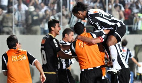 Galo Vence São Paulo E Segue Na Cola Do Flu Brasil 247