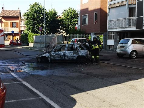 Grugliasco Auto Distrutta Dalle Fiamme In Via Tobanelli