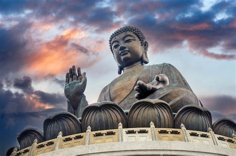 La Estatua De Buda Tian Tan Es La Gran Estatua De Bronce De Buda