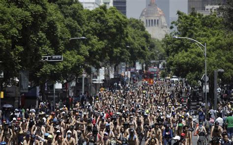 Cientos De Ciclistas Recorren Desnudos Las Calles De Cdmx Y Guadalajara