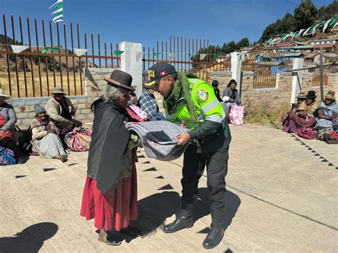 Puno Polic As Entregan V Veres Y Prendas De Abrigo A Adultos Mayores