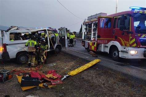 Un Muerto Y Ocho Heridos En Un Choque Entre Un Cami N Y Una Furgoneta