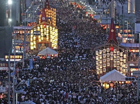 立錐の余地なし祇園祭・宵々山 歩行者天国、観光客らでにぎわう 産経ニュース