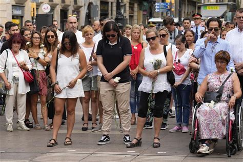 Vídeo Barcelona Homenajea A Las Víctimas De Los Atentados Del 17 A Con