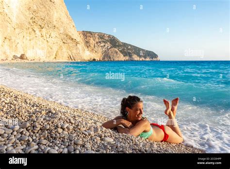 Bikini model beach lying fotografías e imágenes de alta resolución Alamy