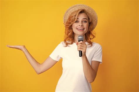 Chica Elegante Cantando Canciones Con Micrófono Sosteniendo Micrófono