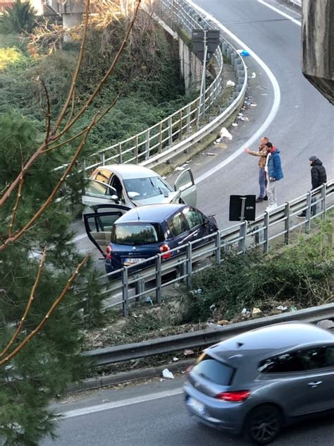 Auto Contromano Sull Asse Mediano Scontro Frontale Sulla Rampa