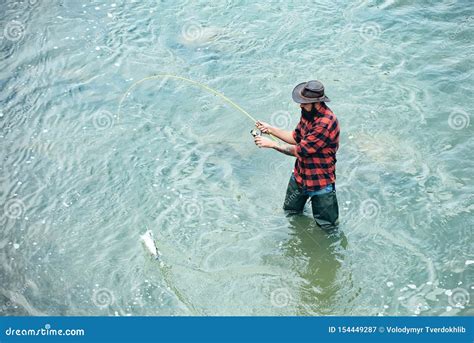 Un Pescatore Con La Canna Da Pesca Sul Fiume Angler Differenza Fra