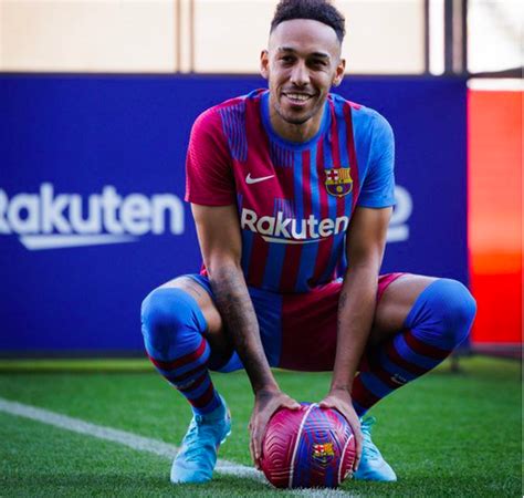 El Barça presenta a Aubameyang socio 143 282 y jugador top según