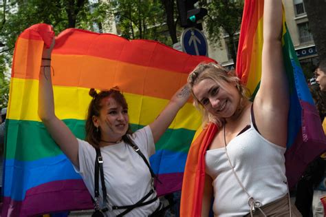 Droits LGBT de Pantin à Paris la marche des fiertés a rassemblé 30