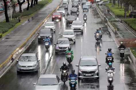 Awas Jamur Begini Cara Merawat Bodi Mobil Di Musim Hujan