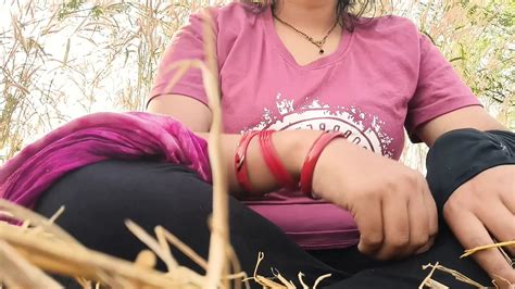 Indická přítelkyně ošukaná venku na poli jeho novým přítelem sexy desi HD sex video xHamster