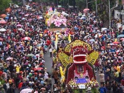 PARADE BUDAYA DAN BUNGA SURABAYA ANTARA Foto