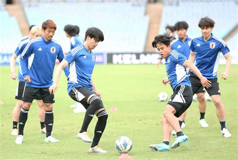 ＜サッカー日本代表練習＞ボール回しをする久保（右から3人目）と三笘（同4人目）＝撮影・小海途 良幹 ― スポニチ Sponichi Annex