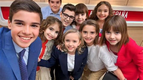 Pedro Sánchez y la cúpula del PSOE como niños en una foto que se ha