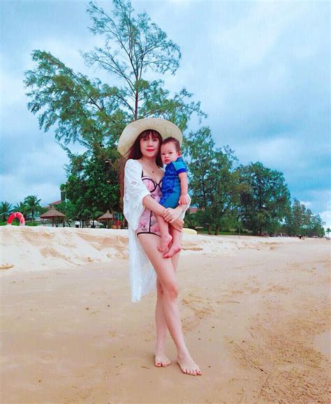 Đi chơi diện bikini bốc lửa chứ về nhà với con là Diệp Lâm Anh chọn áo tắm kín bưng