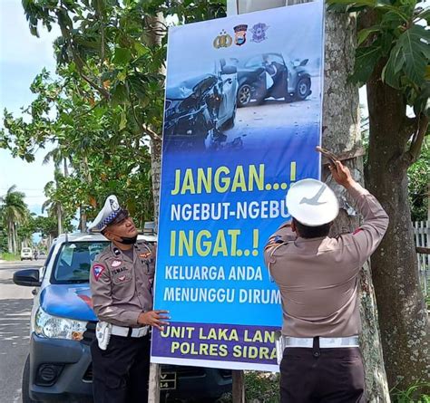 Hari Ke 8 Ops Keselamatan Pallawa 2023 Unit Laka Sat Lantas Polres Sidrap Pasang Spanduk