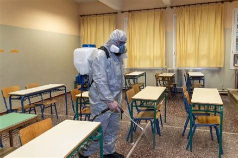 Covid In Campania Rientro A Scuola Bambino E Maestra Positivi Due