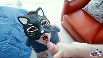 Joven latina flaca con un culo increíble es follada y garganta profunda XVIDEOS