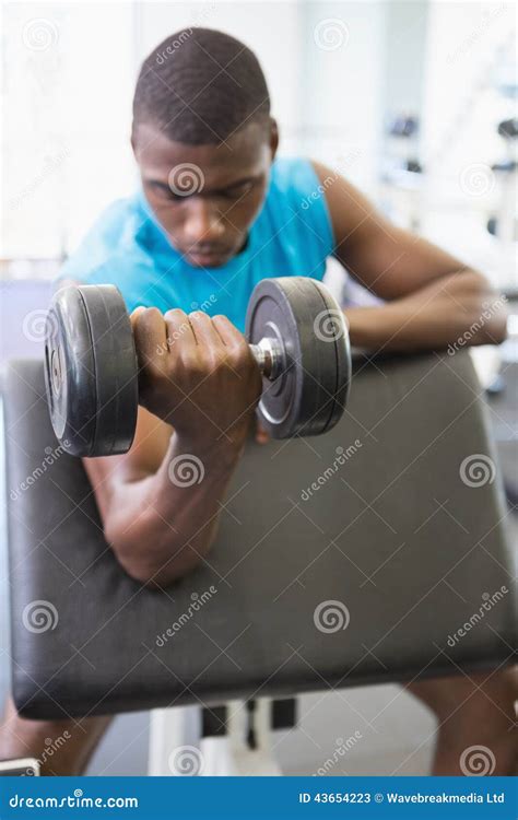 Homem Novo Que Exercita Peso No Gym Imagem De Stock Imagem De