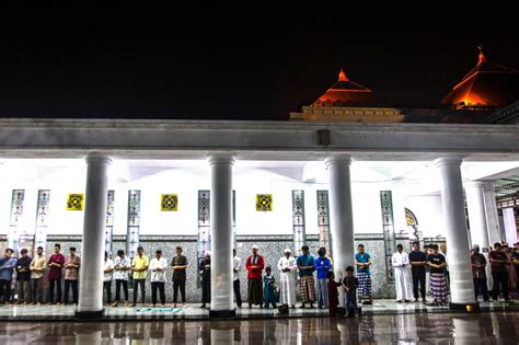 FOTO Potret Salat Tarawih Perdana Di Masjid Agung Mahmud Badaruddin