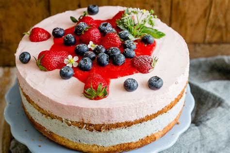 Naked Cake mit Frischkäsecreme und Beeren Pomponetti