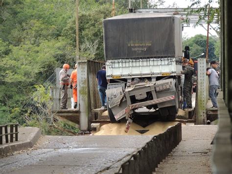 G1 Caminhão que ficou pendurado é retirado de ponte que caiu no RS