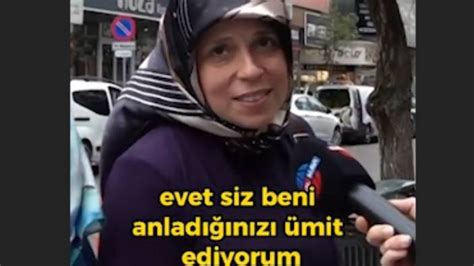 Sokak röportajında konuşan kadın