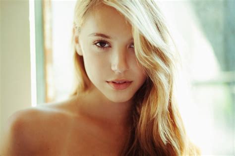 Women Blonde Model Alexis Ren Wallpaper Coolwallpapersme