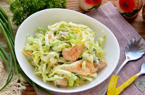Салат с молодой капустой, курицей и огурцом: рецепт с фото