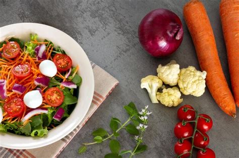 Salada De Folhas Verdes Na Mesa Cinza Com Folhas De Manjericão Cenoura Cebola Vermelha Couve