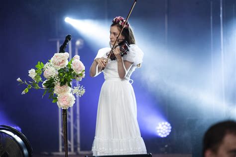 Sanah wystąpiła w Koszalinie. Koncert w amfiteatrze przyciągnął tłumy [ZDJĘCIA, WIDEO] | Głos ...