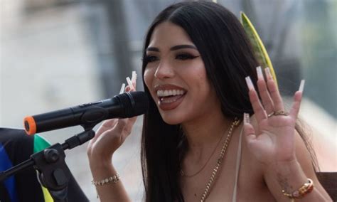 Yeri Mua Da Un Mini Concierto En Una Azotea