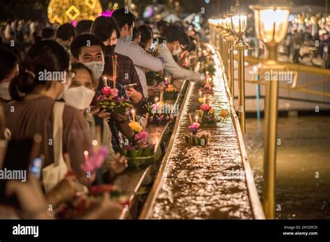 Bangkok Thailand 19th Nov 2021 People Seen Releasing The Krathong