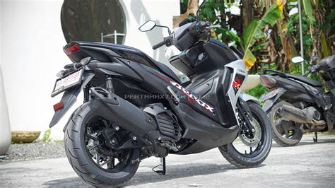 Detail Yamaha Aerox Black Silver Connected Terbaru Pakai Helm