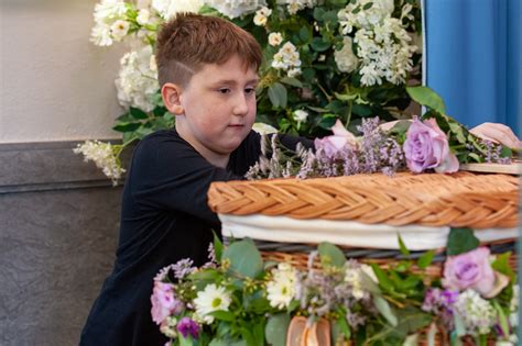 Jak ubrać dziecko na pogrzeb Przegląd strojów pogrzebowych dla