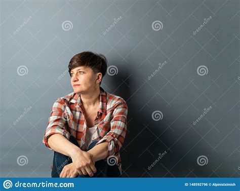 Retrato De Una Mujer Joven Con Un Corte De Pelo Corto Que Mira En La