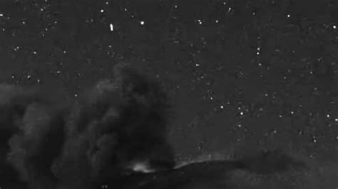 VIDEO El momento en que supuestos OVNIs sobrevuelan el Popocatépetl