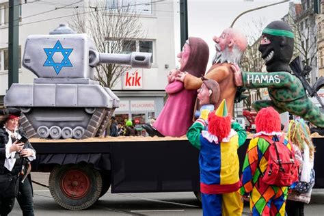 Huge satirical models of Trump, Putin and Zelensky at German carnival parades | Ealing Times