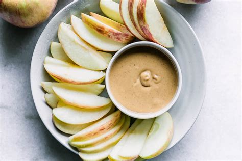 Apple Slices with Peanut Butter ⋆ Easy 2-Ingredient Healthy Snack!