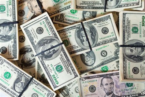 Dólar fecha em alta e encosta em R 5 21 dados econômicos no radar