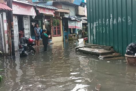 Kali Grogol Meluap Puluhan Rumah Di Kebayoran Baru Terendam Banjir 50 Cm