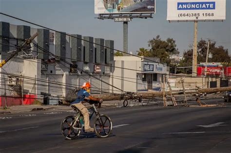 La Jornada Tren de carga de Tijuana derriba 7 postes y causa daños en