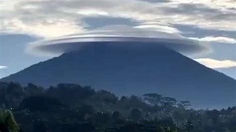 Naturschauspiel Riesige „ufo Wolke Schwebt über Vulkan Auf Bali